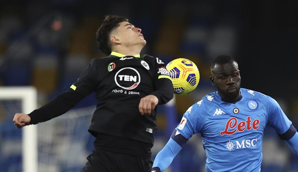 Pemain Napoli, Kalidou Koulibaly (kanan) berebut bola dengan pemain Spezia, Kevin Agudelo dalam pertandingan perempat final Coppa Italia di Stadion Diego Armando Maradona, Jumat (29/1/2021) dini hari WIB. (Foto: AP/LaPresse/Alessandro Garofalo)