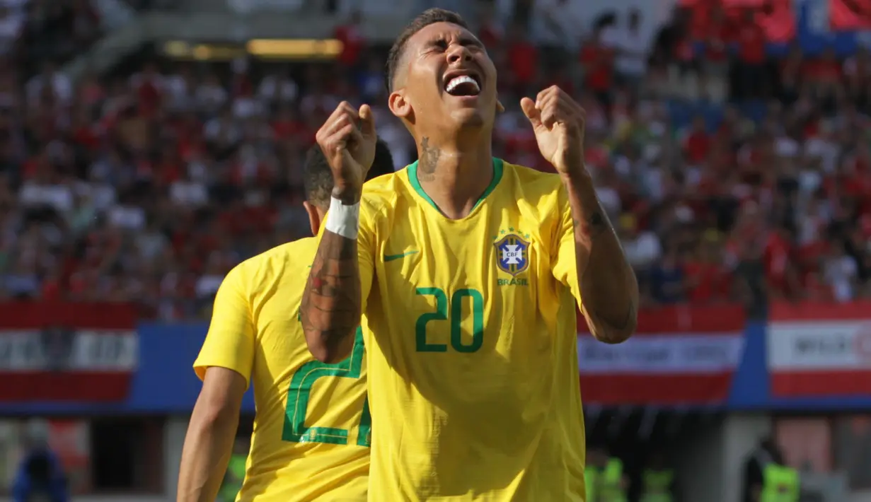 Striker Brasil, Roberto Firmino, merayakan gol ke gawang Austria pada laga persahabatan di Stadion Ernst Happel, Wina, Minggu (10/6/2018). Austria kalah 0-3 dari Brasil. (Bola.com/Reza Khomaini)