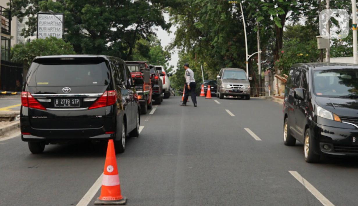 Petugas Dishub Jakarta Selatan mengatur lalu lintas di Jalan Kemang Raya, Jakarta, Selasa (29/10/2019). Sudin Perhubungan Jaksel melakukan rekayasa lalu lintas sistem dua lajur dan satu lajur di Jalan Kemang Raya bertujuan untuk mengurai kepadatan kendaraan. (Liputan6.com/Immanuel Antonius)