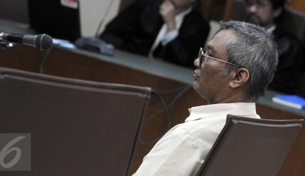 Terdakwa kasus dugaan korupsi pengadaan UPS, Alex Usman saat Sidang Tuntutan di Pengadilan Tipikor, Jakarta, Kamis (3/3/2016). JPU menuntut hukuman 7 tahun dengan denda Rp 500 juta subsider 6 bulan kurungan. (Liputan6.com/Helmi Afandi)