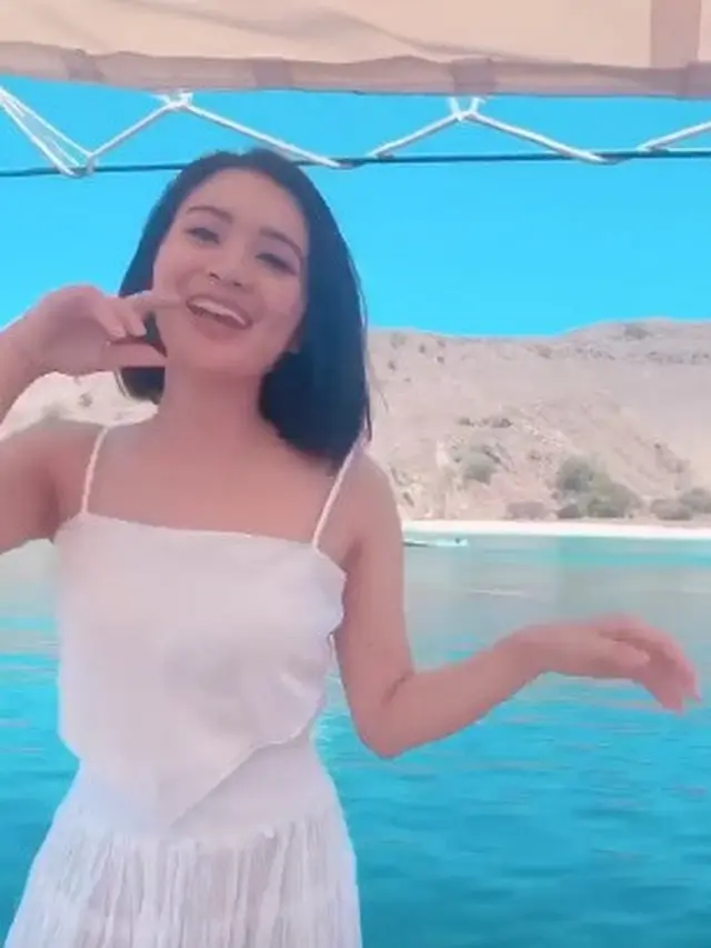 7 Momen Seru Liburan Wika Salim di Labuan Bajo