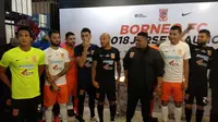 Pusamania Borneo FC meluncurkan jersey untuk musim 2018 di Fisik Football, Jakarta, Senin (12/2/2018). (Bola.com/Budi Prasetyo Harsono)
