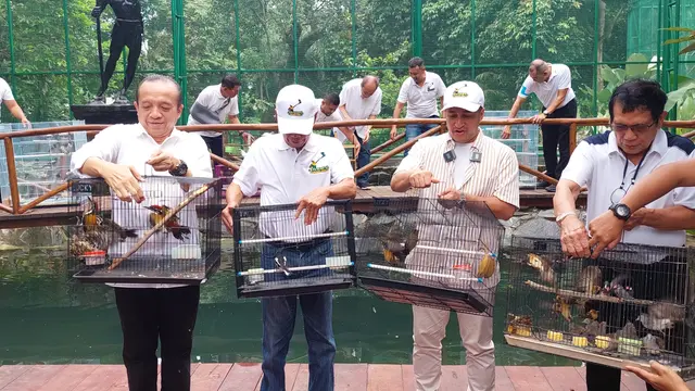 Mantan Gubernur DKI Jakarta, Sutiyoso meresmikan Aviary miliknya.