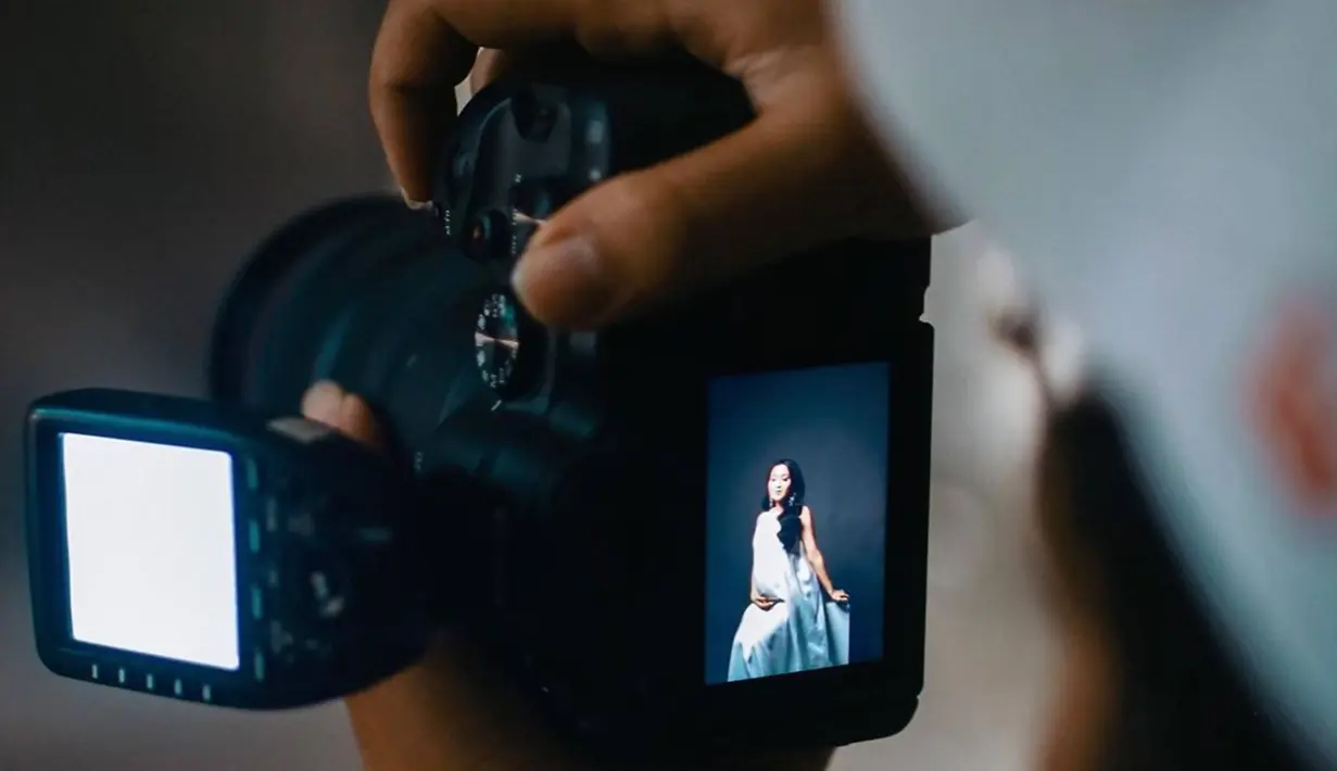 Menjalani sebuah pemotretan saat hamil, momen ini diabadikan oleh fotograger bernama Farall Jibril. Tampil mengenakan gaun bernuansa putih, gayanya ini disebut bak seorang dewi oleh para penggemarnya. (Liputan6.com/IG/@yeniinka)
