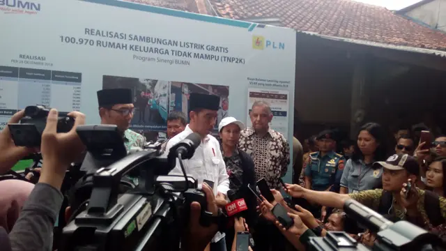 Presiden Jokowi mendengarkan penjelasan dari panitia penyambutan saat kunjungan di Garut