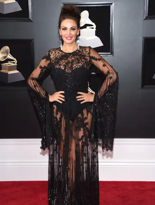 Bleona Qereti mengenakan gauh hitam semi transparan berpose untuk difoto saat menghadiri Grammy Awards ke-60 di Madison Square Garden, New York (28/1). (Photo by Evan Agostini/Invision/AP)