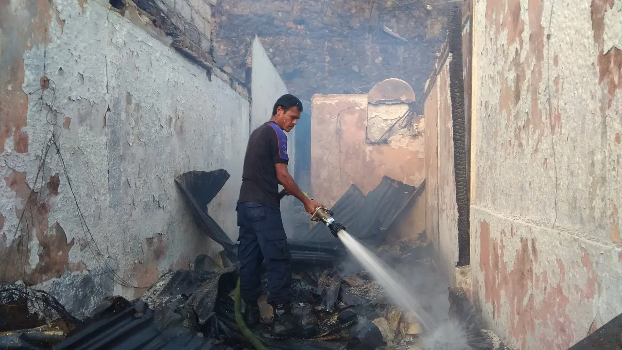 kebakaran terjadi di pemukiman padat penduduk di Kampung Gudang, Kelurahan Gudang, Kecamatan Bogor Tengah, Kota Bogor (Liputan6.com/Achmad Sudarno)