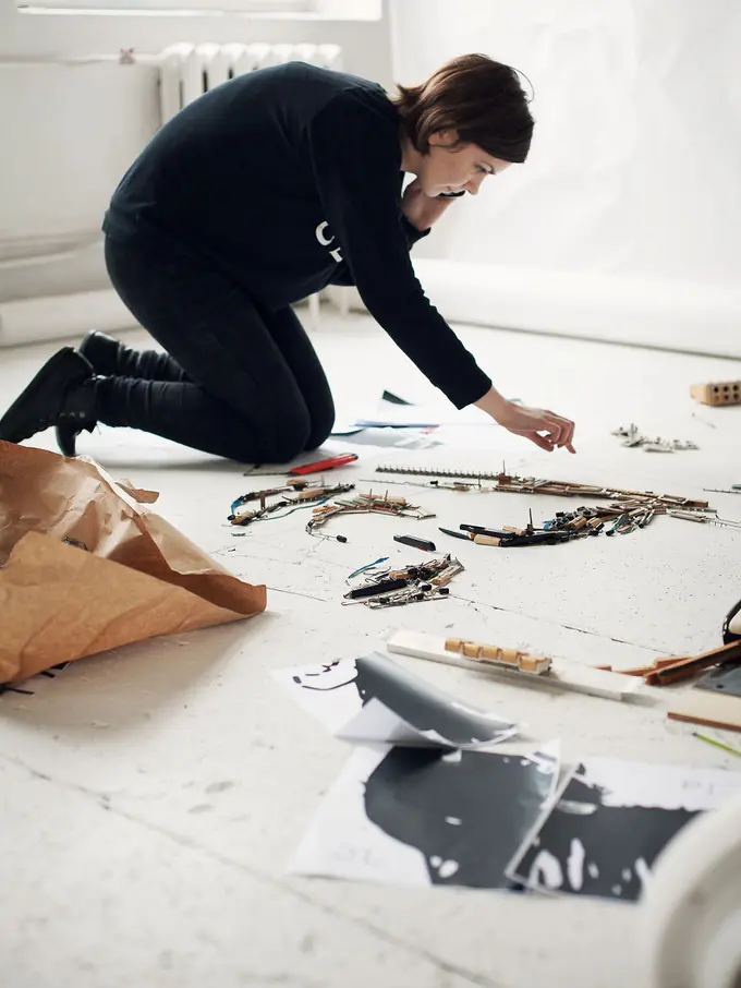 Dari Akordeon Bekas, Seniman Ini Buat Sketsa Wajah, Siapakah Dia?