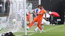 Alvaro Negredo dengan mudah memasukan bola ke gawang Wiener Sport Klub. (Bola.com/Reza Khomaini)