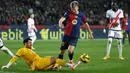 Skuad asuhan Hansi Flick kini mengoleksi 51 poin dalam 24 pertandingan. Angka mereka sebenarnya sama dengan Madrid, namun unggul selisih gol. (AP Photo/Joan Monfort)