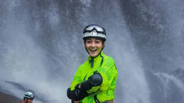 Bareng Ibnu Jamil, Ini 7 Momen Ririn Ekawati Lakukan Olahraga Ekstrem di Air Terjun