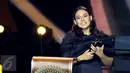 Aktris Ine Febriyanti meraih penghargaan Pemeran Wanita Terpuji Festival Film Bandung (FFB) 2016 lewat perannya dalam film "Nay", di Monumen Perjuangan Rakyat Jawa Barat, Sabtu (24/9). (Liputan6.com/Herman Zakharia)