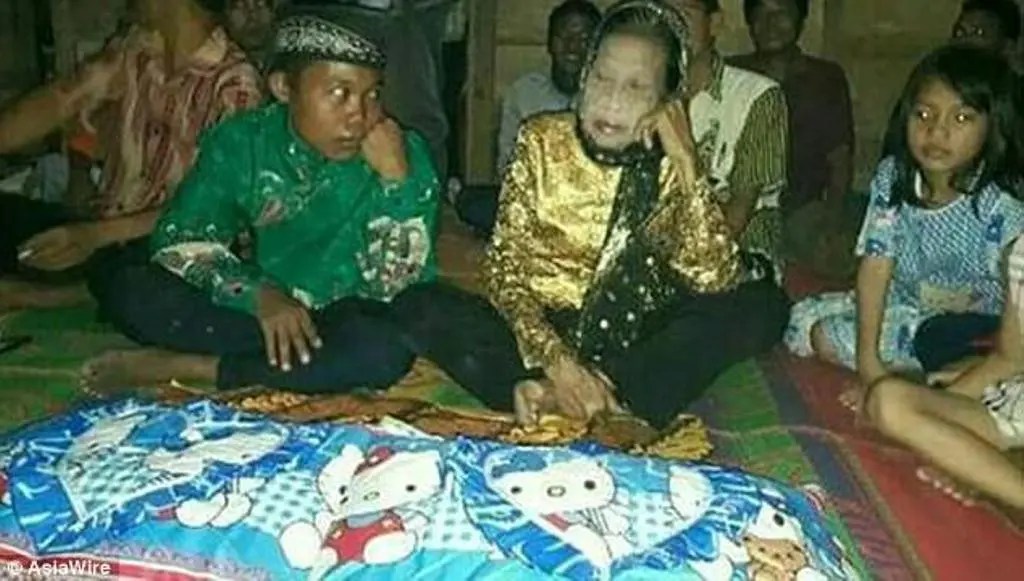 Pernikahan remaja 16 tahun dan nenek berusia 71 tahun asal Sumatera Selatan ini pun kini menjadi sorotan dunia. (Foto: AsiaWire)