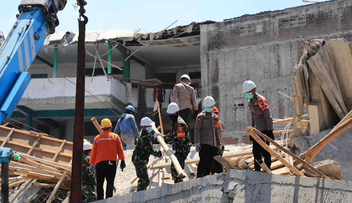 Ia menambahkan operasi pencarian dan penyelamatan korban runtuhnya bangunan musala di Pondok Pesantren Al Khoziny, Kecamatan Buduran, Kabupaten Sidoarjo, Jawa Timur ini melibatkan tim gabungan yang besar, terdiri dari 65 institusi dengan total personel mencapai 379 orang. (AP Photo/Trisnadi)