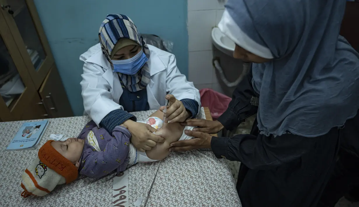 Serangan darat Israel telah secara efektif menghentikan layanan kesehatan normal di Gaza, termasuk vaksinasi terhadap penyakit anak-anak yang sangat menular yang telah dikendalikan oleh program imunisasi massal. (AP Photo/Fatima Shbair)
