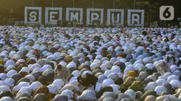 Banyaknya jemaah yang mengikuti sholat Idul Adha kali ini membuat kawasan Taman Sempur padat kendaraan. Jalan Jalak Harupat, Jalan Sudirman, serta Jalan Juanda sempat mengalami kemacetan panjang. (merdeka.com/Arie Basuki)