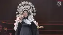 Penampilan penyanyi Dewi Sandra saat menghibur penonton pada konser Colours of Love di Jakarta, Rabu (20/12). Dalam konser ini Dewi Sandra yang membawakan lagu Jalan Cinta. (Liputan6.com./Herman Zakharia)