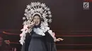 Penampilan penyanyi Dewi Sandra saat menghibur penonton pada konser Colours of Love di Jakarta, Rabu (20/12). Dalam konser ini Dewi Sandra yang membawakan lagu Jalan Cinta. (Liputan6.com./Herman Zakharia)