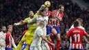 Kiper Real Madrid, Kiko Casilla, meninju bola saat pertandingan melawan Atletico Madrid pada laga La Liga di Stadion Metropolitano, Sabtu (18/11/2017). Derbi Madrid tersebut berakhir dengan skor 0-0. (AP/Paul White)