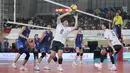 Aksi pemain Timnas Voli Putra Indonesia saat mengalahkan menaklukkan Timnas Voli Putra Vietnam di laga lanjutan leg 2 SEA V League 2025 di Jakarta International Velodrome, Jakarta, Indonesia, Kamis (17/07/2025) malam WIB.
