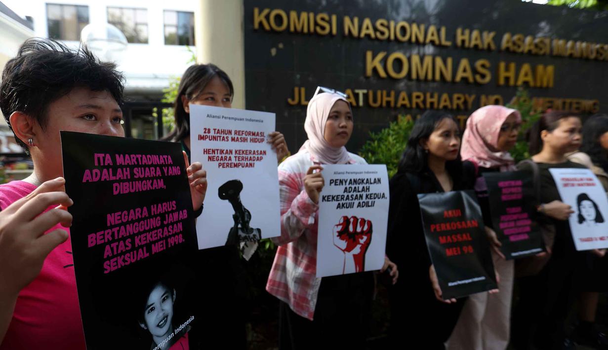 Aliansi Perempuan Indonesia (API) saat menggelar aksi unjuk rasa memperingati 28 tahun Reformasi di depan kantor Komisi Nasional (Komnas) Hak Asasi Manusia (HAM), Jakarta, Selasa (19/5/2026). (Kapanlagi.com/Budy Santoso)