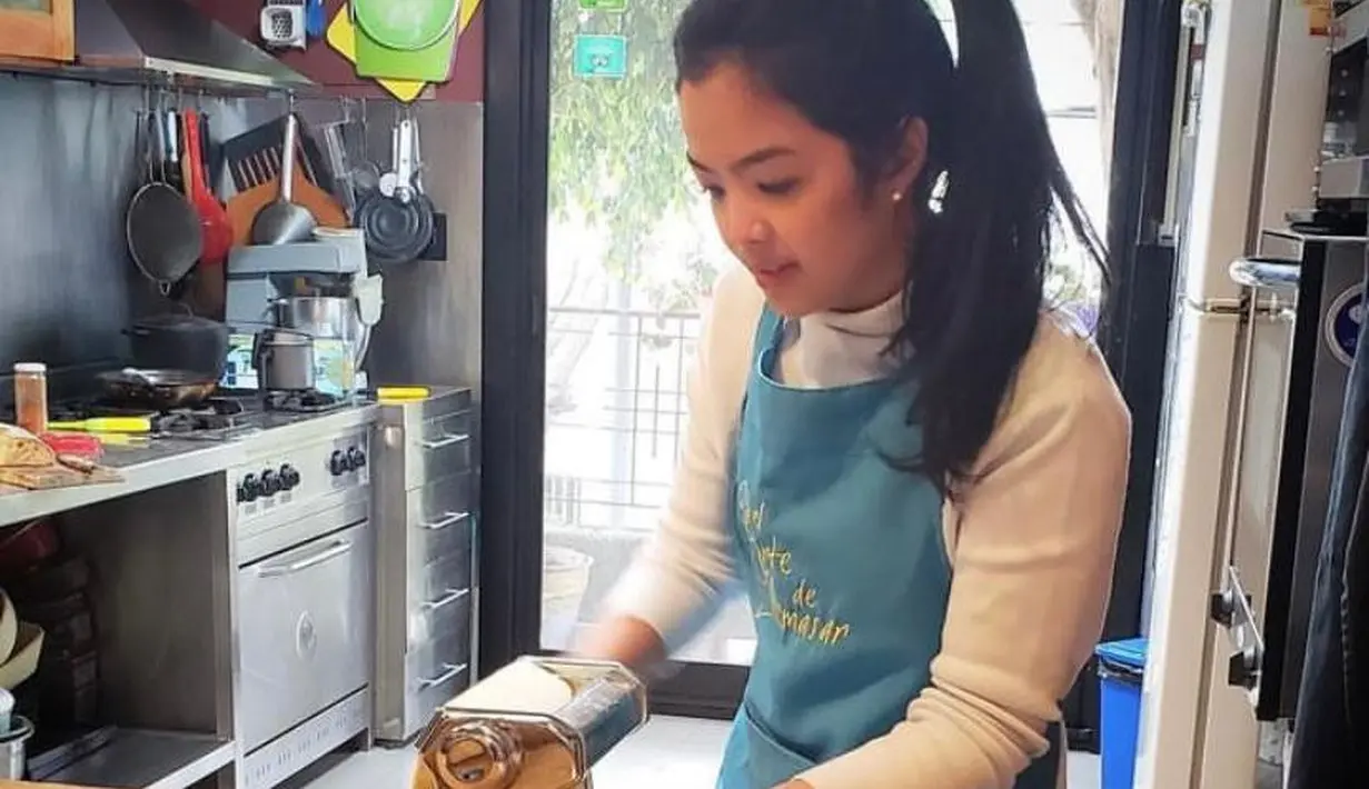 Tidak banyak informasi mengenai dirinya, bahkan akun Instagram miliknya, @nienakr saja bersifat privat.