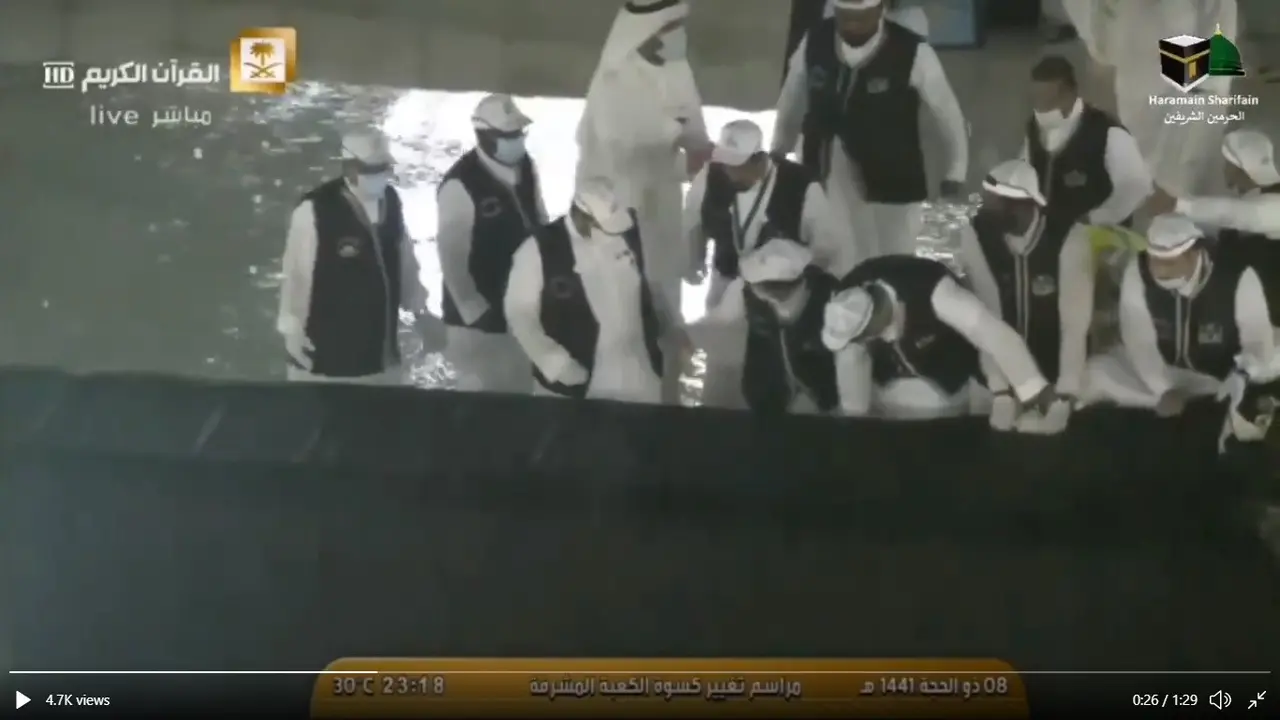 Kota Mekah diguyur hujan saat kiswah Ka'bah diganti