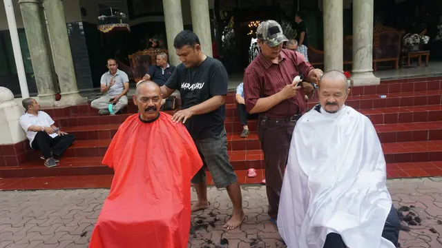 Aksi Tolak Bala Cukur Gundul Wali Kota Solo
