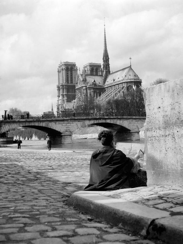 Seorang wanita melukis Katedral Notre-Dame di tepi Sungai Seine, dekat Ile de la Cité, Paris, Prancis, 23 Maret 1947. (AFP)