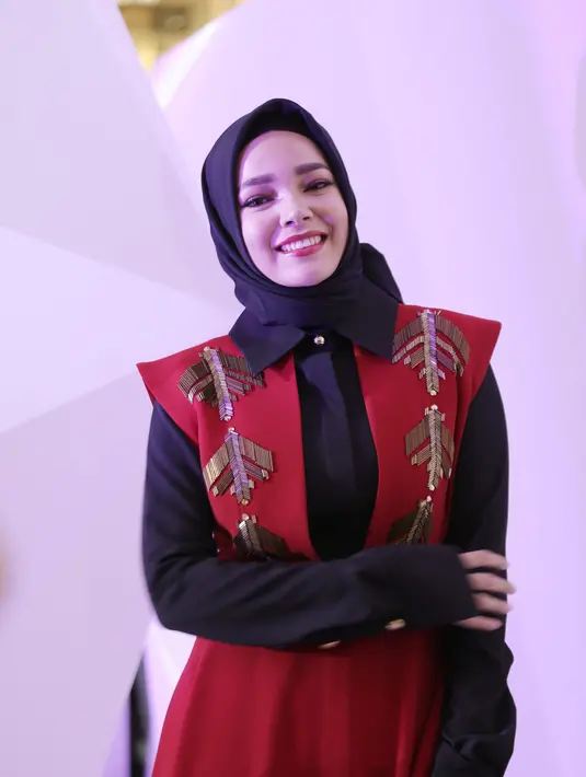 "Kalo mas Agus dia lihat intinya harus nyambung ya. Nggak mungkin tiba-tiba lipstik merah, baju ungu, terus sepatu kuning. pasti dia bilang 'kamu kenapa? ada masalah?'," jelasnya seraya tertawa. (Galih W. Satria/Bintang.com)