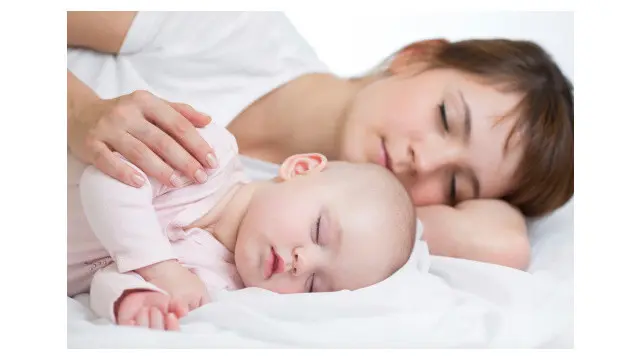 Saat bayi baru lahir, sebisa mungkin biarkan dia tidur dekat dekapan ibunya. Sebab menurut para ahli, kontak ibu dan bayi saat bayi tidur akan memengaruhi ikatan mereka.