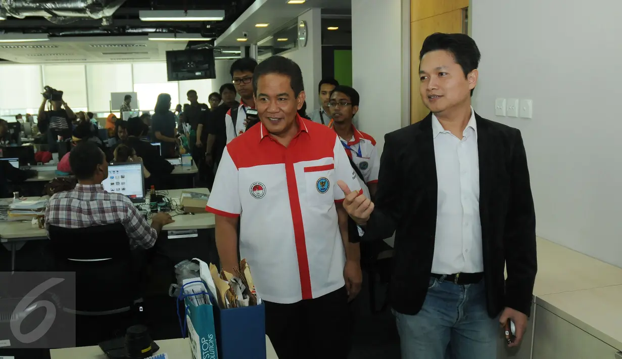 Kepala Badan Narkotika Nasional (BNN) Komjen Pol Anang Iskandar (kiri) berkeliling ruang redaksi Liputan6.com di Jakarta, Rabu (1/7/2015). Anang Iskandar melakukan kunjungan dan berdiskusi bersama redaksi Liputan6.com. (Liputan6.com/Helmi Fithriansyah)