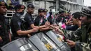 Peserta aksi yang tergabung dalam komunitas Spartan Nusantara membagikan bunga kepada Brimob di sekitar Gedung Bawaslu, Jakarta, Minggu (26/5/2019). Aksi tersebut sebagai bentuk terima kasih kepada TNI/Polri karena setia dan menjaga keamanan NKRI terkait sengketa pemilu. (Liputan6.com/Faizal Fanani)