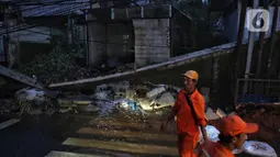 Luapan air menggerus pondasi yang robohnya sebuah pagar tembok. (Liputan6.com/Angga Yuniar)