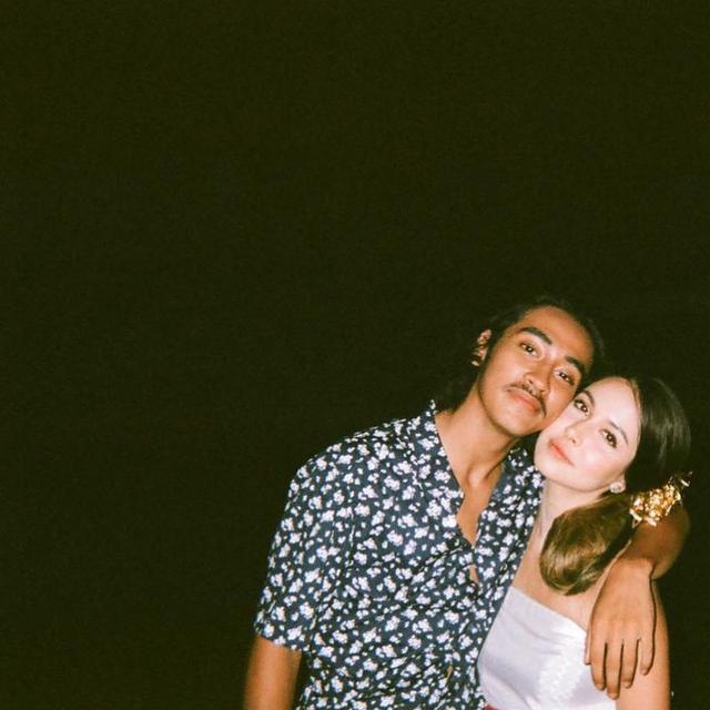 7 Pesona Estelle Linden dengan Busana Adat Indonesia Ini Tampil Menawan