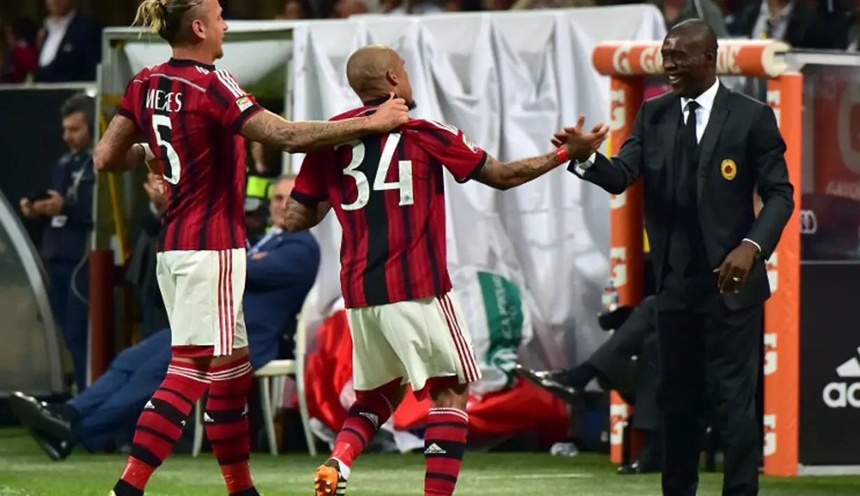 Gelandang AC Milan, Nigel de Jong (tengah) merayakan golnya bersama Clarence Seedorf (kanan) di laga kontra Sassuolo di Stadion San Siro, (18/5/2014). (AFP PHOTO/Giuseppe Cacace)