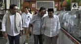 Pasangan bakal calon gubernur dan wakil gubernur DKI Jakarta, Ridwan Kamil (kiri) bersama Suswono (kanan) berbincang dengan mantan Gubernur DKI Jakarta Sutiyoso (tengah) di Museum Bang Yos, Jatikarya, Bekasi, Jawa Barat, Kamis (12/9/2024). (Liputan6.com/Herman Zakharia)