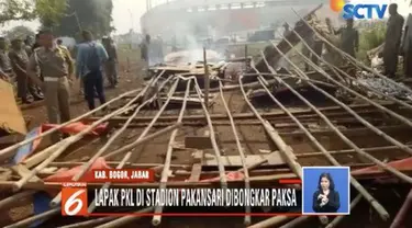 Petugas menemukan ratusan botol minuman keras di beberapa lapak PKL yang biasa mangkal di Stadion Pakansari.