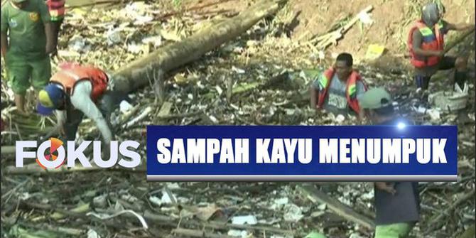 Puluhan Ton Sampah Kayu dan Bambu Menumpuk di Bendungan Koja Kali Cikeas