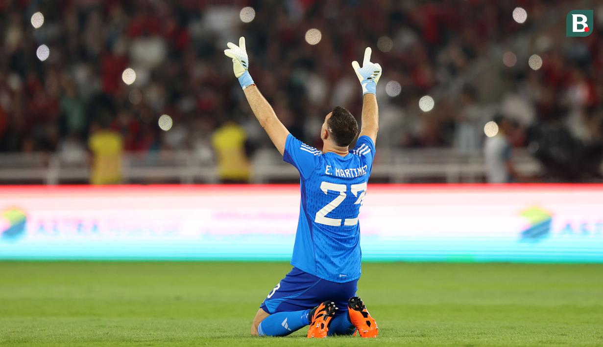 <p>Kiper Argentina, Emiliano Martinez melakukan selebrasi setelah mengalahkan Timnas Indonesia saat laga FIFA Matchday di Stadion Utama Gelora Bung Karno (SUGBK), Senayan, Jakarta, Senin (19/06/2023). (Bola.com/Bagaskara Lazuardi)</p>