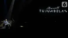 Penampilan Marcell saat bermain drum dalam konser “ Marcell Tujuh Belas" di Balai Sarbini, Jakarta, Jumat (18/10/2019).  Marcell merupakan seorang penabuh drum sebelum menjadi penyanyi solo. (Liputan6.com/Faizal Fanani)
