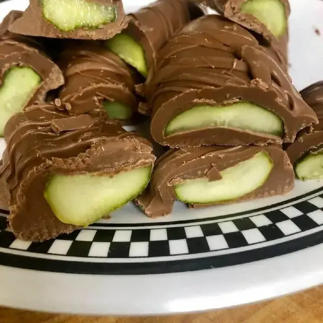 10 Potret Kombinasi Makanan Pakai Cokelat Ini Nyeleneh Banget