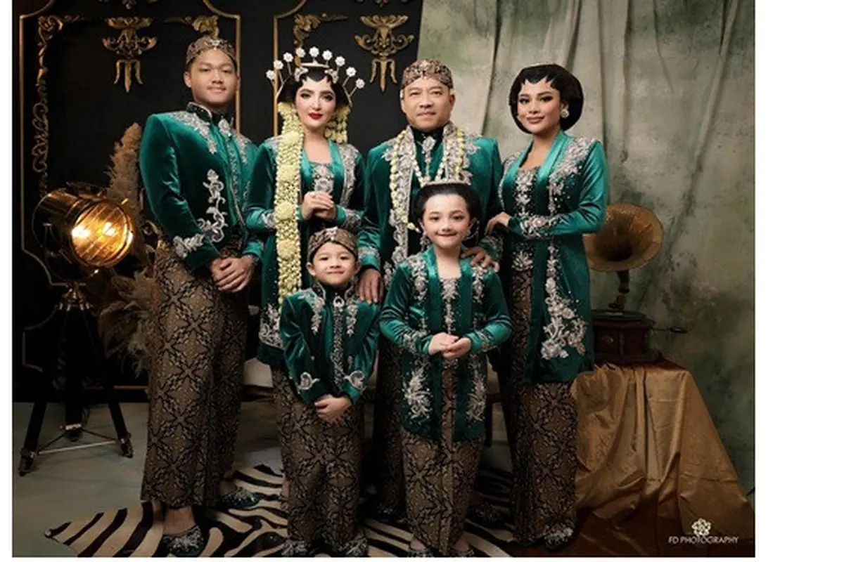 6 Gaya Pemotretan Keluarga Anang Hermansyah dan Ashanty ala Pengantin Jawa, Menawan