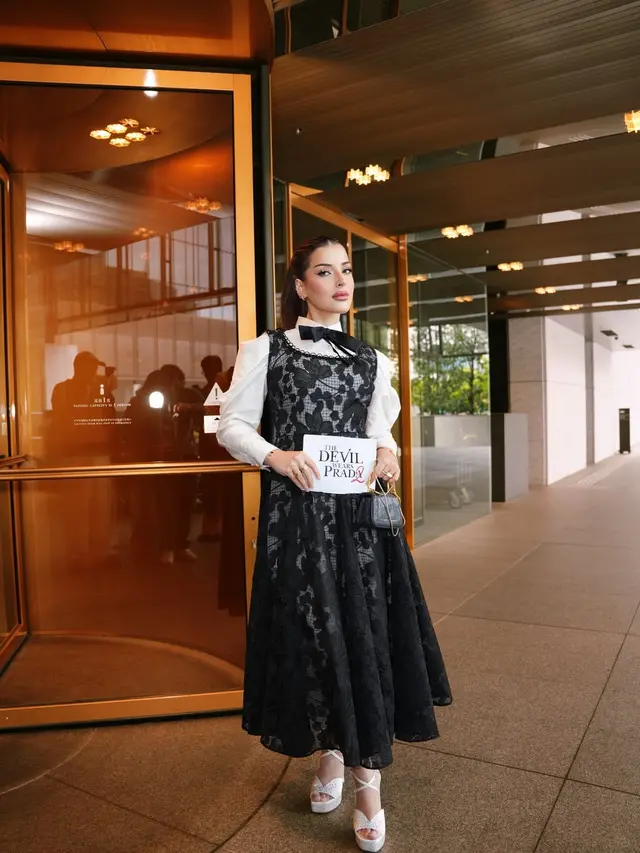 Gaya Monokrom Tasya Farasya Dibalut Dress Brand Lokal saat Interview Sekuel The Devil Wears Prada, Sukses Dipuji Cantik oleh Meryl Streep