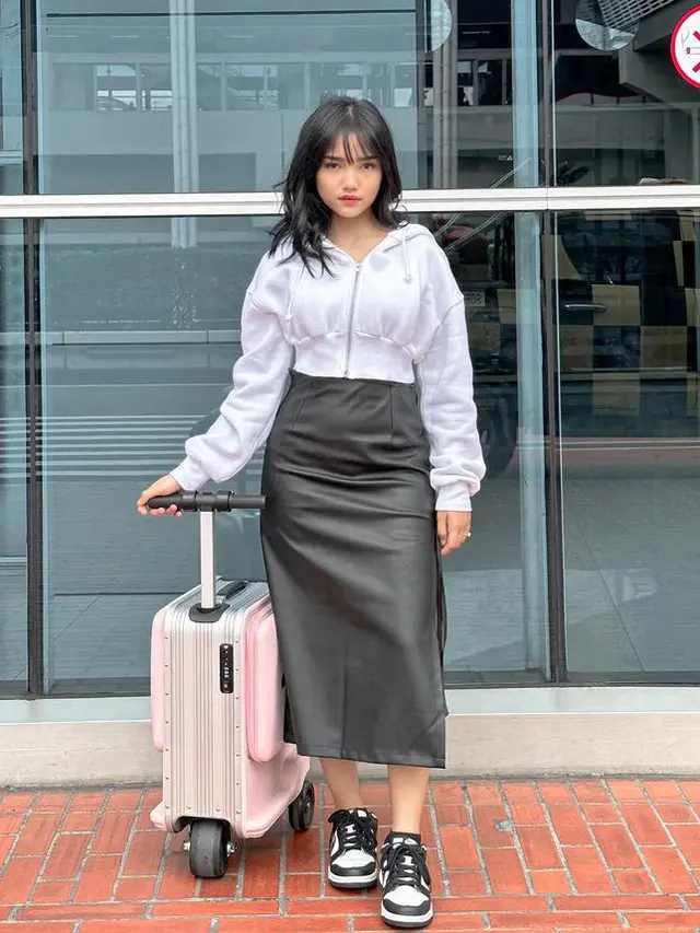 Inspirasi Mix and Match Rok Midi Bagi Pemilik Tubuh Petite