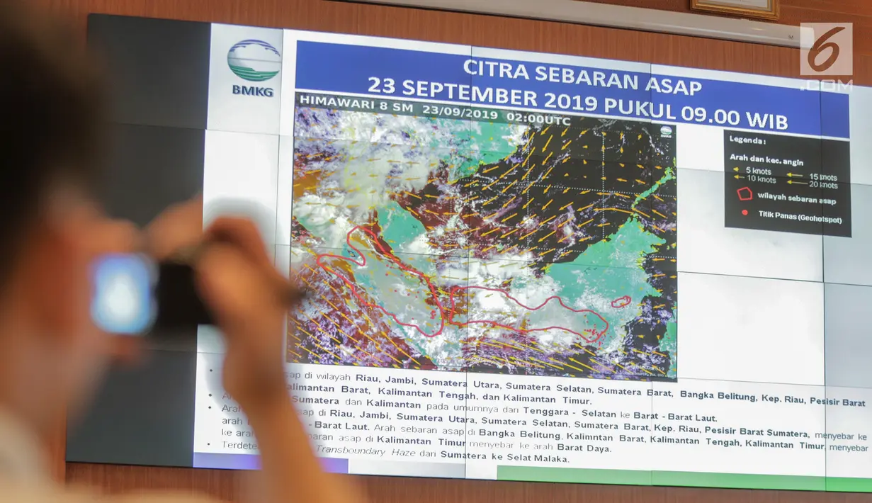 Tampilan gambar dari BNPB menunjukkan citra sebaran asap dalam kebakaran hutan dan lahan (karhutla) Sumatra dan Kalimantan, Gedung BNPB, Jakarta, Senin (23/9/2019). BNPB menggandeng Dewan Masjid Indonesia (DMI) untuk mengatasi karhutla. (Liputan6.com/Faizal Fanani)