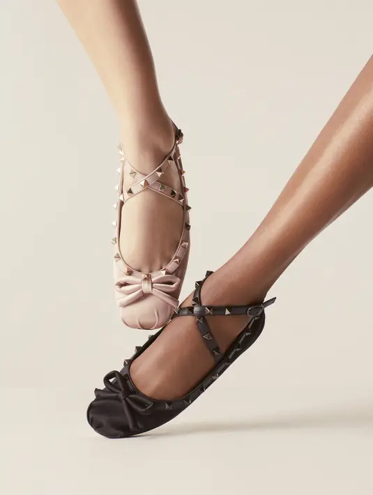 Valentino Garavani Rockstud23 menyatukan cerita tentang kerajinan dan selera kontemporer. Foto: Valentino.