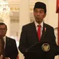 Presiden Joko Widodo atau Jokowi didampingi Wapres Jusuf Kalla, Menkeu Sri Mulyani, dan Seskab Pramono Anung saat memberi keterangan terkait THR di Istana Negara, Jakarta, Rabu (23/5). (Liputan6.com/Angga Yuniar)