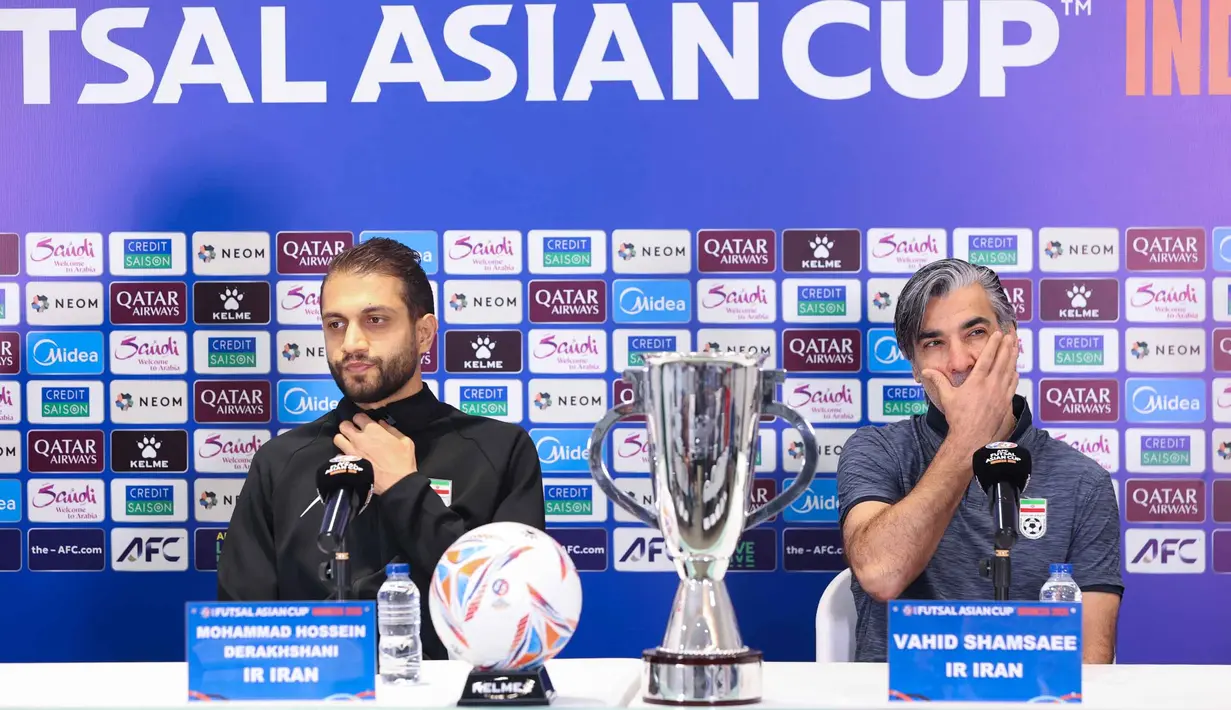 Ia mengatakan bahwa besok adalah pertandingan baru, hari yang baru, dan trofi yang baru. Tampak dalam foto, pemain Timnas Futsal Iran, Mohammad Hossein Derakhshani (kiri) bersama pelatihnya, Vahid Shamsaei, saat memberi keterangan terkait laga final Piala Asia 2026 di Indonesia Arena, Kompleks Gelora Bung Karno, Senayan, Jakarta, Jumat (6/2/2026). (Bola.com/M Iqbal Ichsan)