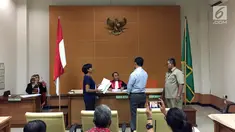 Suasana sidang praperadilan pengacara publik LBH Jakarta Alldo Felix Januardy melawan polisi di PN Jakarta Selatan, Senin (29/1). Sidang terkait dugaan penganiayaan yang dialami Alldo di Bukit Duri pada 12 Januari 2016. (Liputan6.com/Immanuel Antonius)